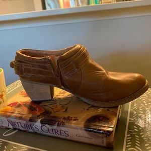 Wanted Booties, light brown size 8